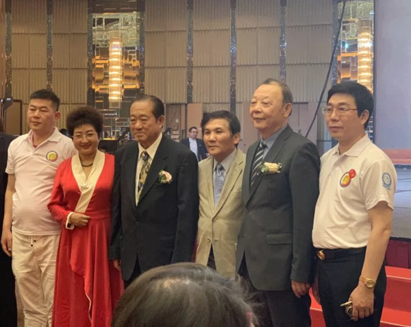 沈美莲会长与潘富军,严涛执行会长,杨茗茗老师,陈鹤友博士(香港),朱